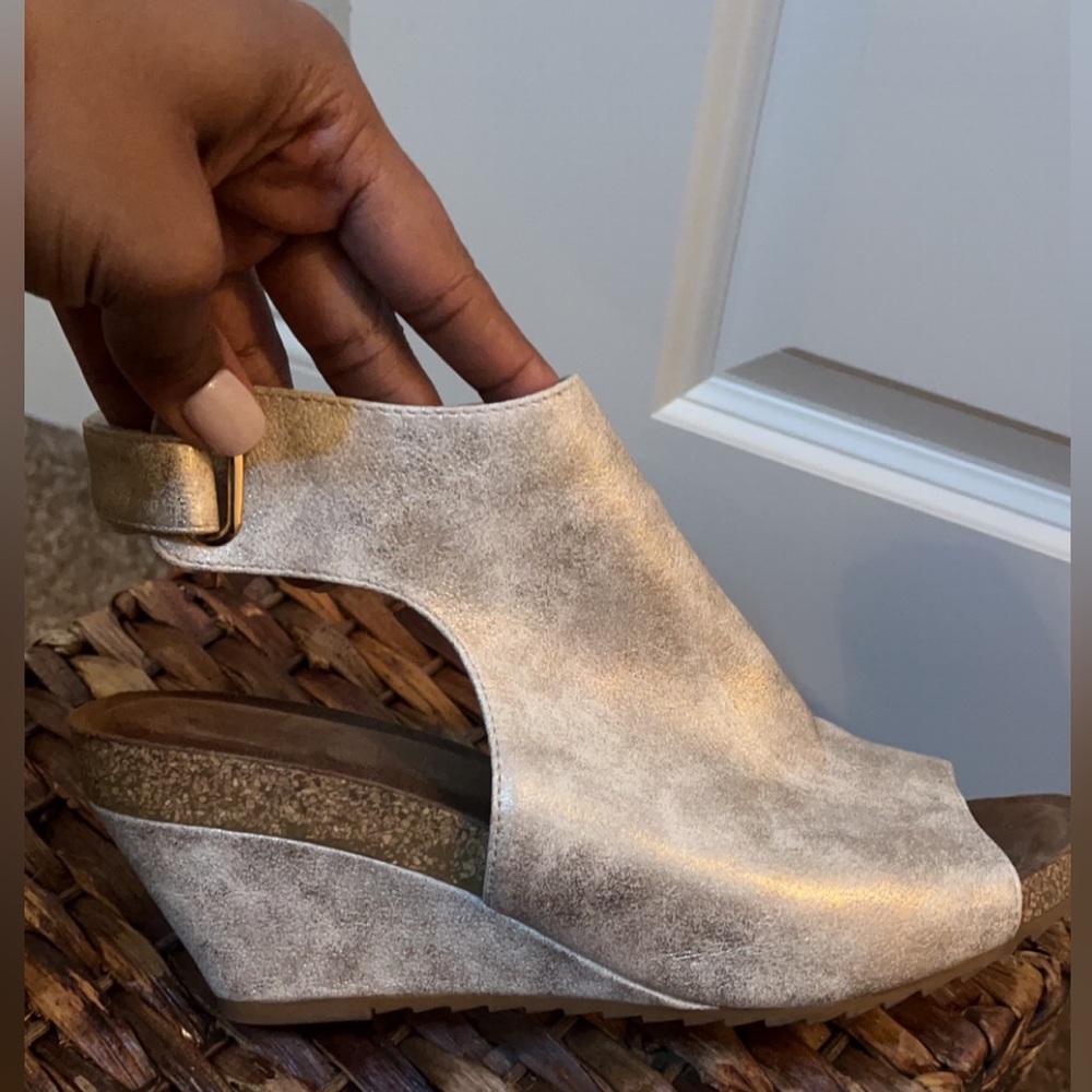 Gold wedges